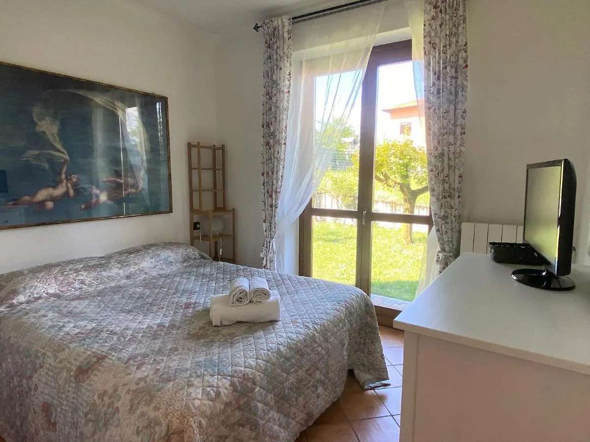 The Children Smile- With Private Garden Apartment Colico